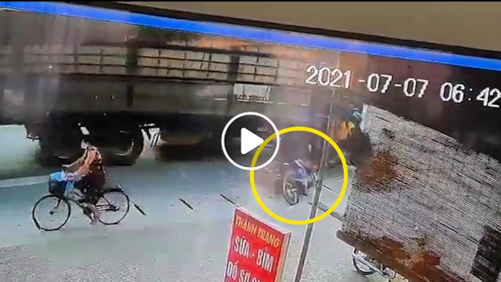 Tránh xe bus quay đầu, xe tải tông trúng 2 người đi xe máy Tránh xe bus quay đầu, xe tải tông trúng 2 người đi xe máy