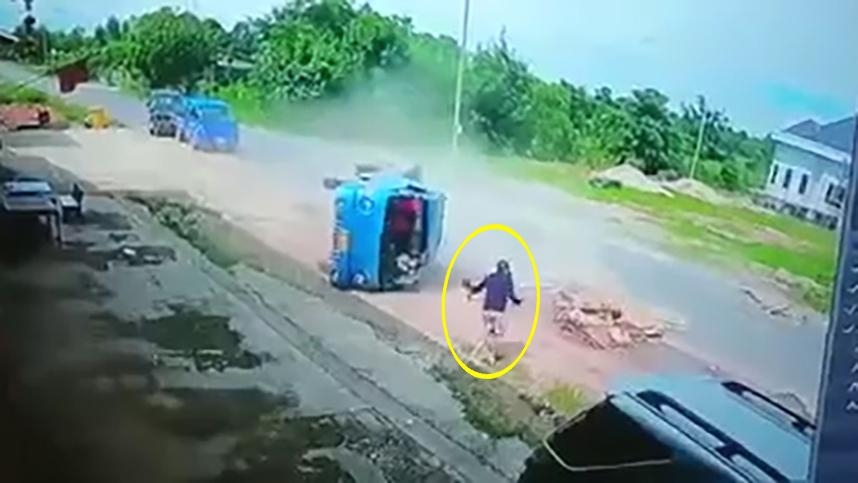Nữ tài xế lái xe tải chở 2 mẹ con vượt ẩu khiến xe lật nghiêng giữa đường Nữ tài xế lái xe tải chở 2 mẹ con vượt ẩu khiến xe lật nghiêng giữa đường