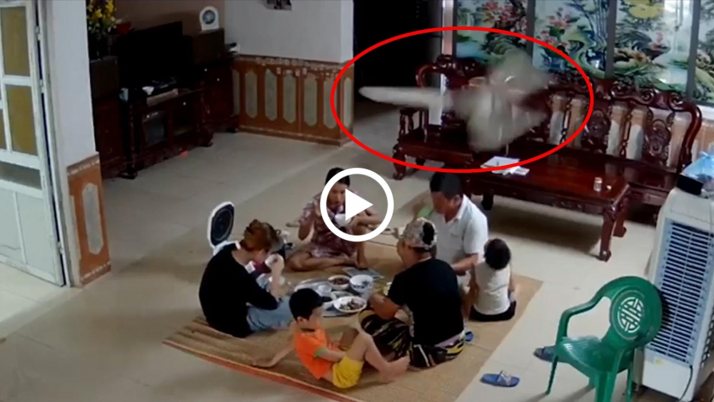 Quạt trần bất ngờ rơi xuống mâm cơm gia đình Quạt trần bất ngờ rơi xuống mâm cơm gia đình