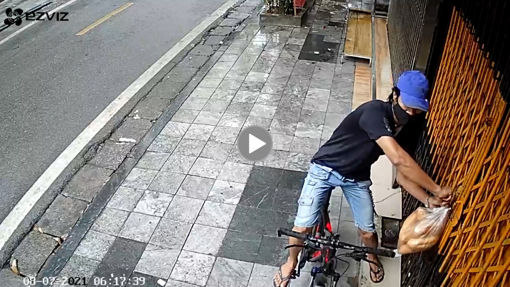 Người đàn ông đi xe đạp 'tiện tay' lấy túi bánh mỳ không phải của mình Người đàn ông đi xe đạp 'tiện tay' lấy túi bánh mỳ không phải của mình