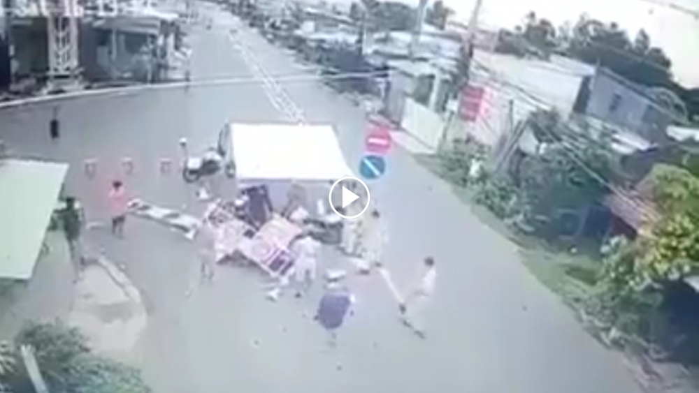 Nam thanh niên chạy xe máy tốc độ cao đâm xuyên chốt kiểm dịch Nam thanh niên chạy xe máy tốc độ cao đâm xuyên chốt kiểm dịch