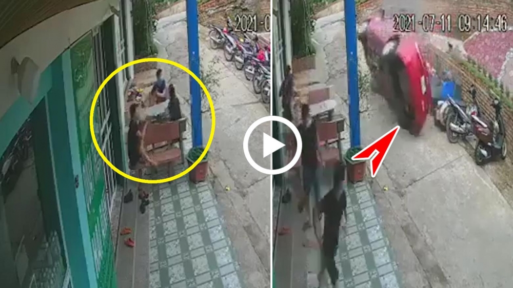 3 thanh niên tháo chạy khi thấy ô tô lao từ trên đê xuống 3 thanh niên tháo chạy khi thấy ô tô lao từ trên đê xuống
