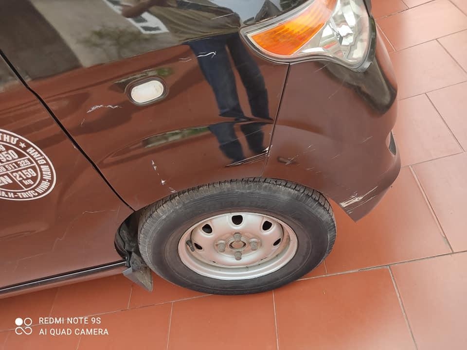 Thanh niên ‘hổ báo’ cầm gậy 3 khúc đập phá xe ôtô, đòi đánh tài xế vì 3 tiếng bấm còi Thanh niên