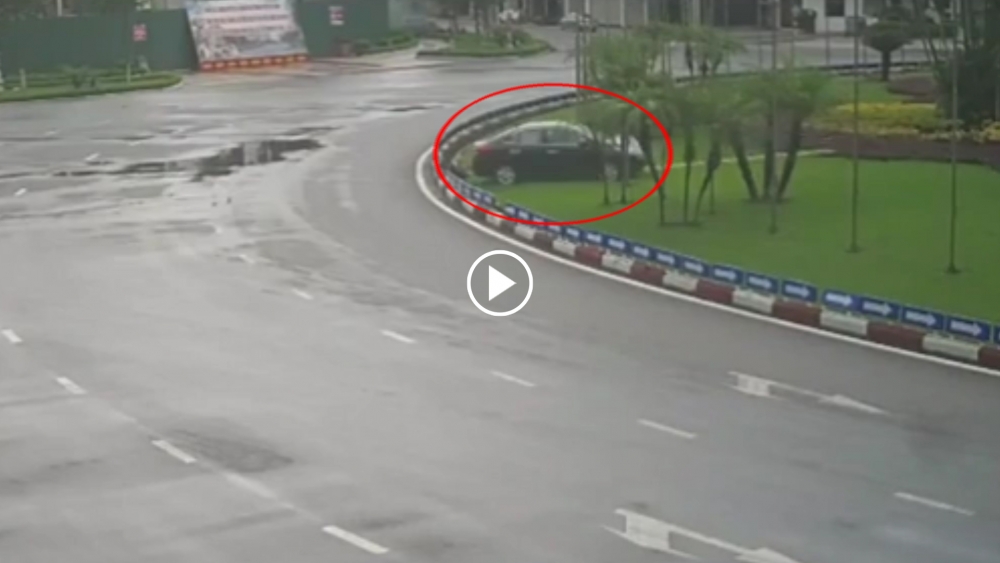 Tài xế ô tô và tình huống xử lý đầy khó hiểu khiến nhiều người bối rối Tài xế ô tô và tình huống xử lý đầy khó hiểu khiến nhiều người bối rối