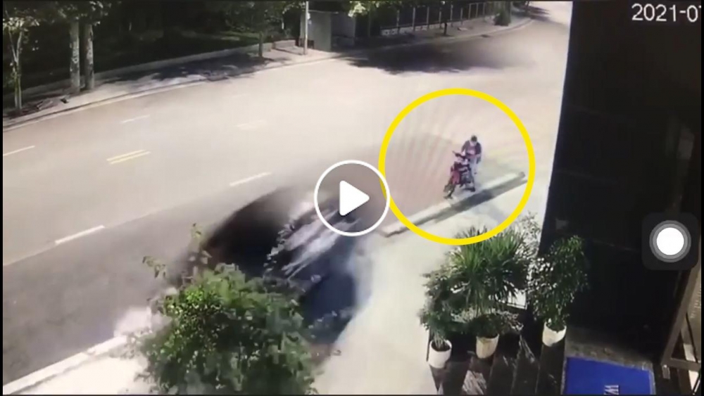 Ô tô lao vào gốc cây, suýt đâm vào người đi xe máy rồi phóng xe bỏ chạy Ô tô lao vào gốc cây, suýt đâm vào người đi xe máy rồi phóng xe bỏ chạy