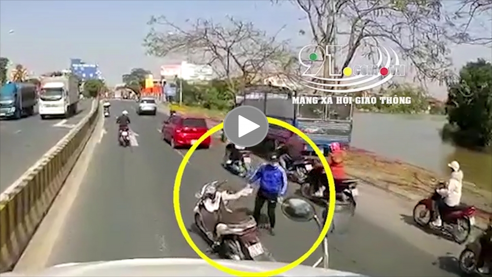 Giả tàn tật xin tiền giữa đường được nam tài xế 