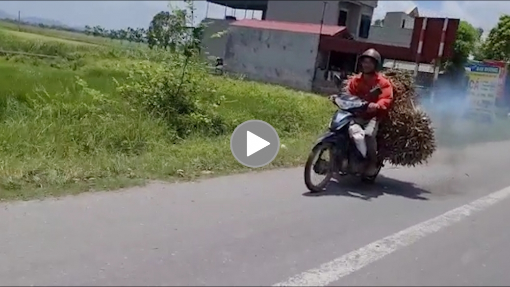 Mặc phần đuôi bốc cháy, tài xế 