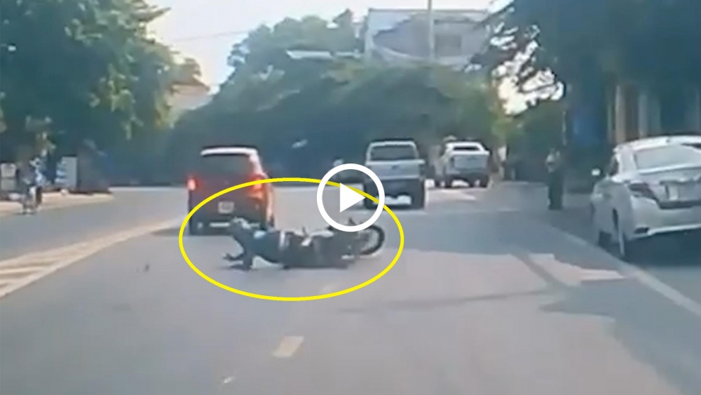 Bực tức vì không được vượt, tài xế ô tô tạt ngã xe máy Bực tức vì không được vượt, tài xế ô tô tạt ngã xe máy