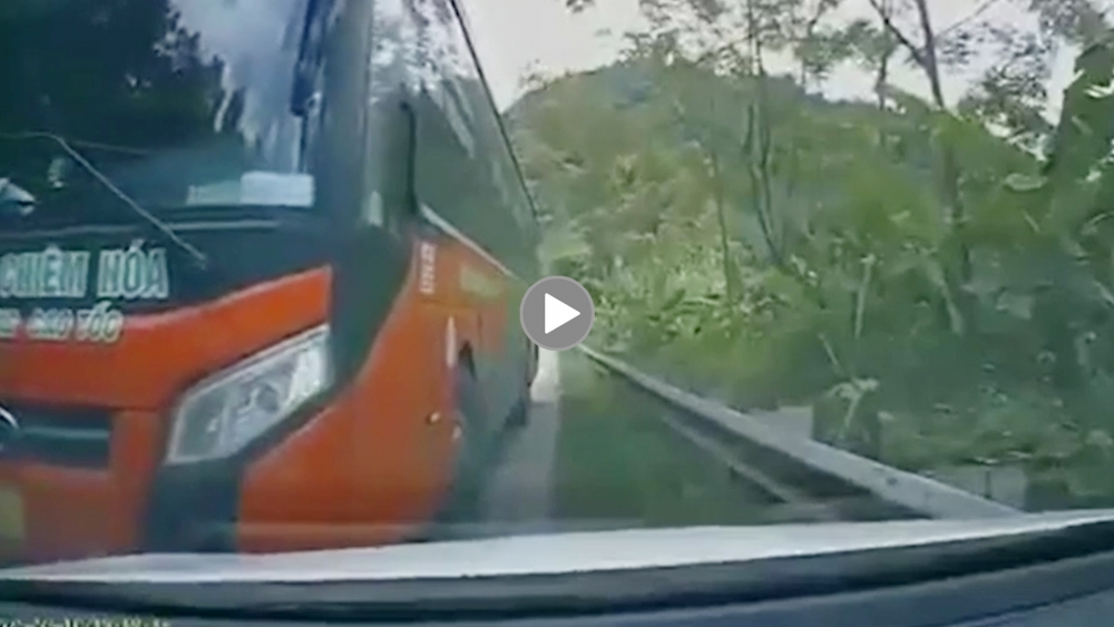 Thót tim tình huống xe khách vượt ẩu trên đường đèo Thót tim tình huống xe khách vượt ẩu trên đường đèo