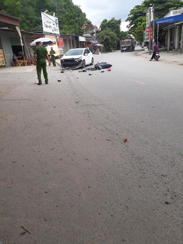 Người đàn ông chạy xe máy lấn làn, tông trực diện ô tô Người đàn ông chạy xe máy lấn làn, tông trực diện ô tô