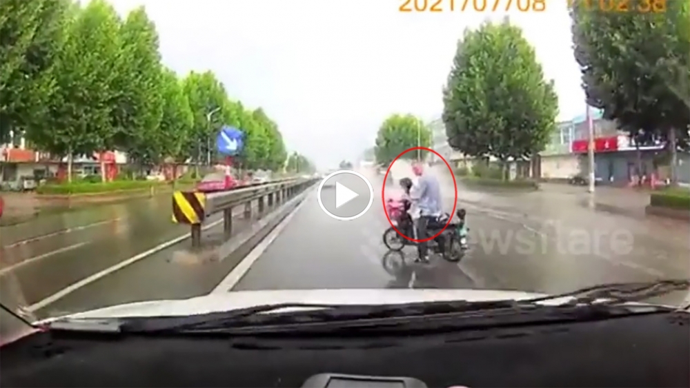 Ô tô phóng nhanh qua đường ngập suýt gây họa cho người khác Ô tô phóng nhanh qua đường ngập suýt gây họa cho người khác