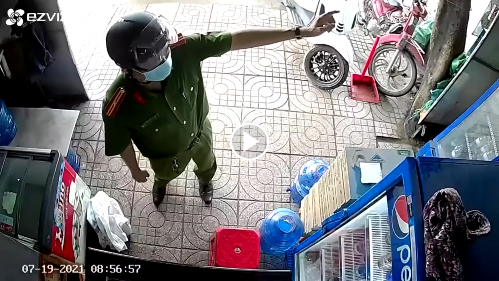 Năng lượng tích cực: Chiến sĩ Công an nhẹ nhàng nhắc người dân vi phạm chỉ thị 16 Năng lượng tích cực: Chiến sĩ Công an nhẹ nhàng nhắc người dân vi phạm chỉ thị 16