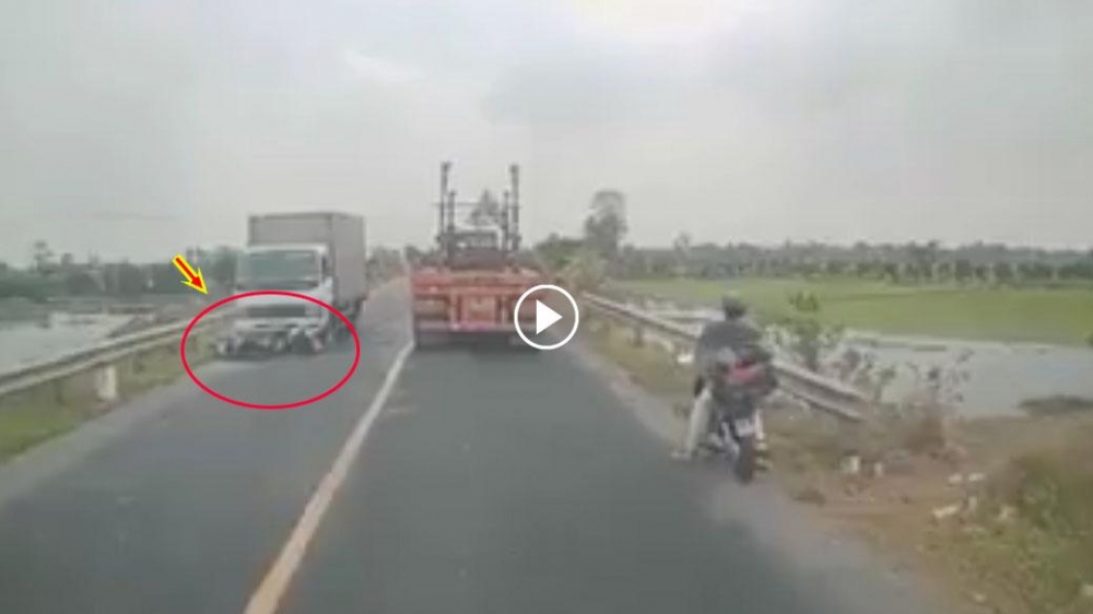 Vượt ẩu trước xe đầu kéo, 2 vợ chồng đi xe máy đối mặt tử thần Vượt ẩu trước xe đầu kéo, 2 vợ chồng đi xe máy đối mặt tử thần