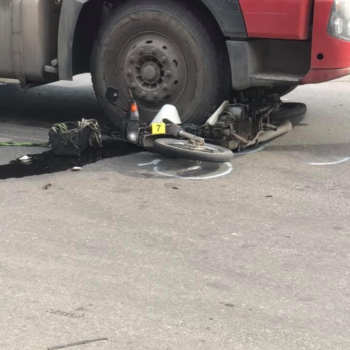 Rẽ trước đầu xe đầu kéo, người đàn ông bị cuốn vào gầm Rẽ trước đầu xe đầu kéo, người đàn ông bị cuốn vào gầm