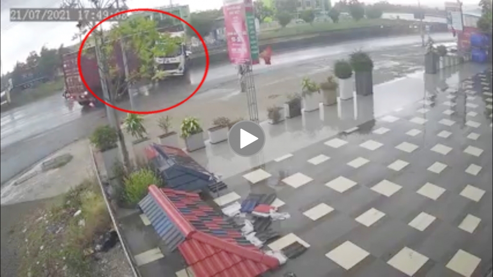 Tránh xe khách sang đường, xe container phanh gấp, xoay ngang đường trên quốc lộ 1A Tránh xe khách sang đường, xe container phanh gấp, xoay ngang đường trên quốc lộ 1A