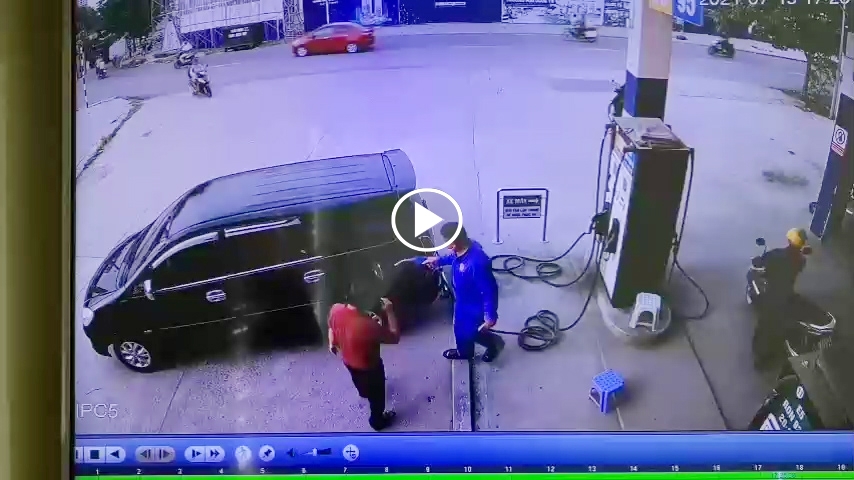 Tài xế Innova dùng 'tiểu xảo' ăn bớt tiền của nhân viên trạm xăng Tài xế Innova dùng 'tiểu xảo' ăn bớt tiền của nhân viên trạm xăng