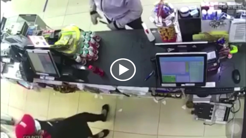 Tên cướp rút dao kề cổ, uy hiếp nữ nhân viên cửa hàng tiện lợi Tên cướp rút dao kề cổ, uy hiếp nữ nhân viên cửa hàng tiện lợi