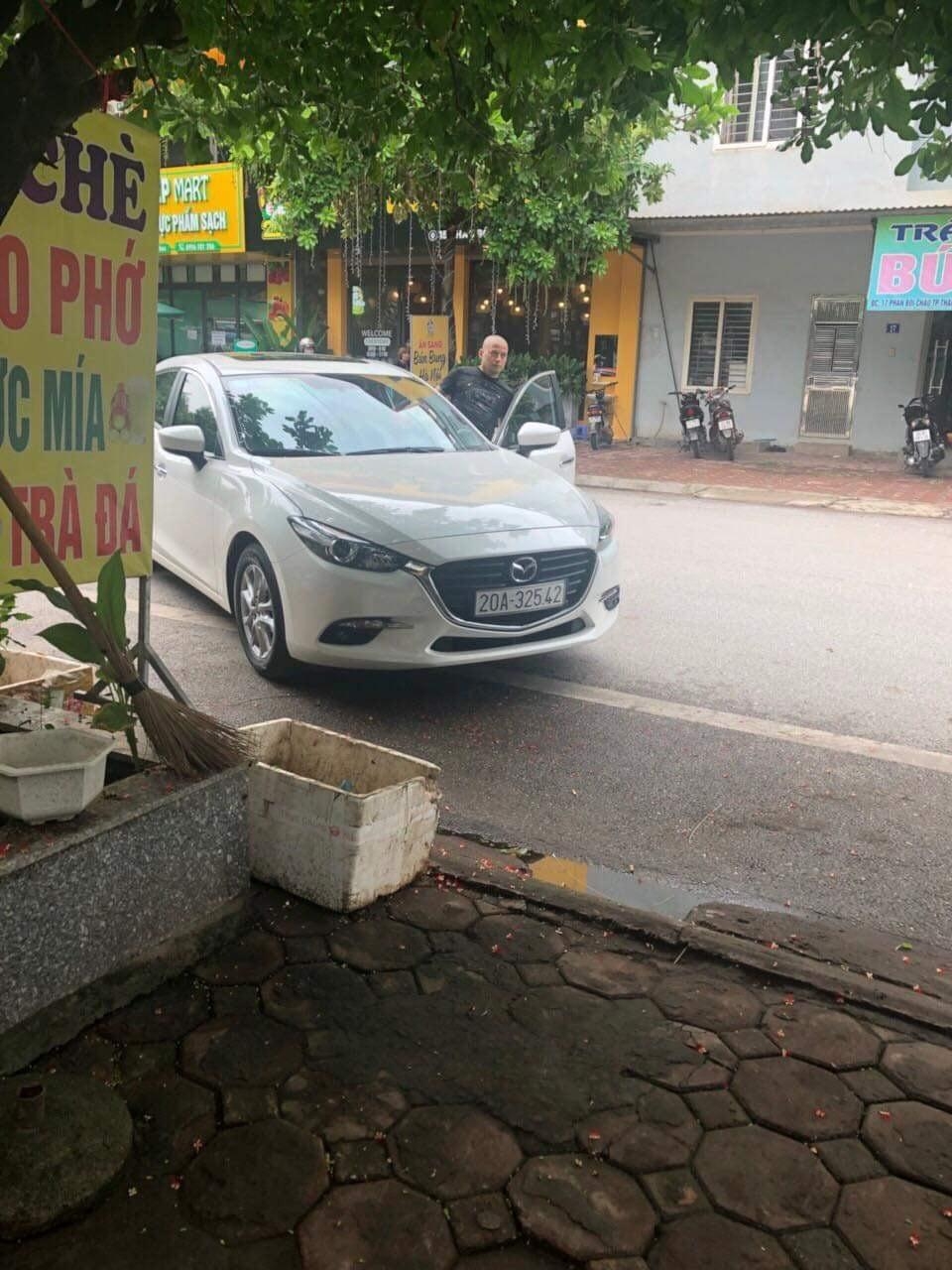 Tài xế Mazda xô xát với người đàn ông đi xe máy vì.. túi đồ đánh rơi