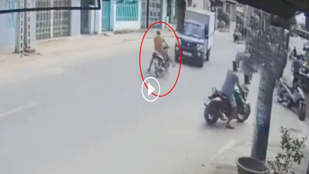 Khó hiểu người đàn ông đi xe máy đâm thẳng vào đầu xe tải lúc sang đường Khó hiểu người đàn ông đi xe máy đâm thẳng vào đầu xe tải lúc sang đường