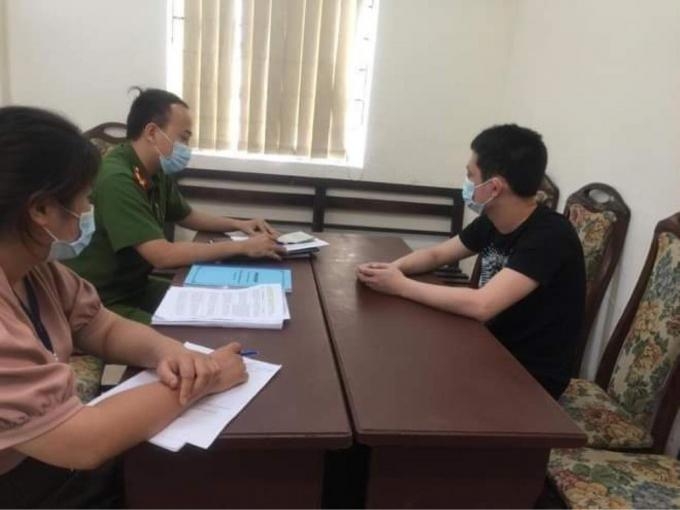 Xử phạt 4 triệu đồng đối với nam thanh niên khạc nhổ, ném khẩu trang trong thang máy Xử phạt 4 triệu đồng đối với nam thanh niên khạc nhổ, ném khẩu trang trong thang máy