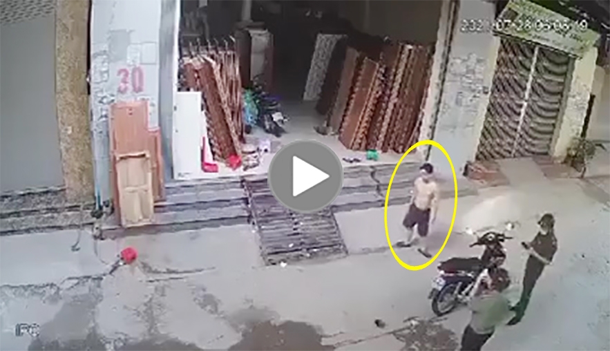 Tập thể dục không đeo khẩu trang ngay cửa nhà vẫn 'lên phường' như thường Tập thể dục không đeo khẩu trang ngay cửa nhà vẫn 'lên phường' như thường