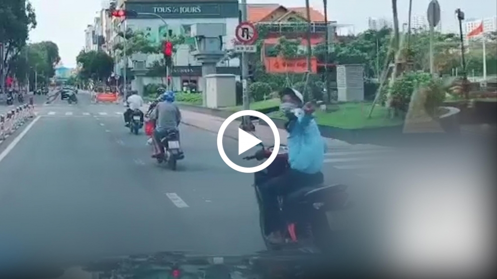 Thanh niên đi xe máy mải chú ý phía sau, gây họa cho xe phía trước Thanh niên đi xe máy mải chú ý phía sau, gây họa cho xe phía trước