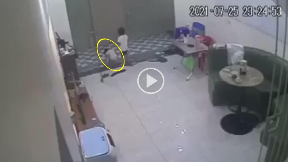 Hãi hùng giây phút sinh tử của cháu bé bị cửa cuốn đè ngang người Hãi hùng giây phút sinh tử của cháu bé bị cửa cuốn đè ngang người