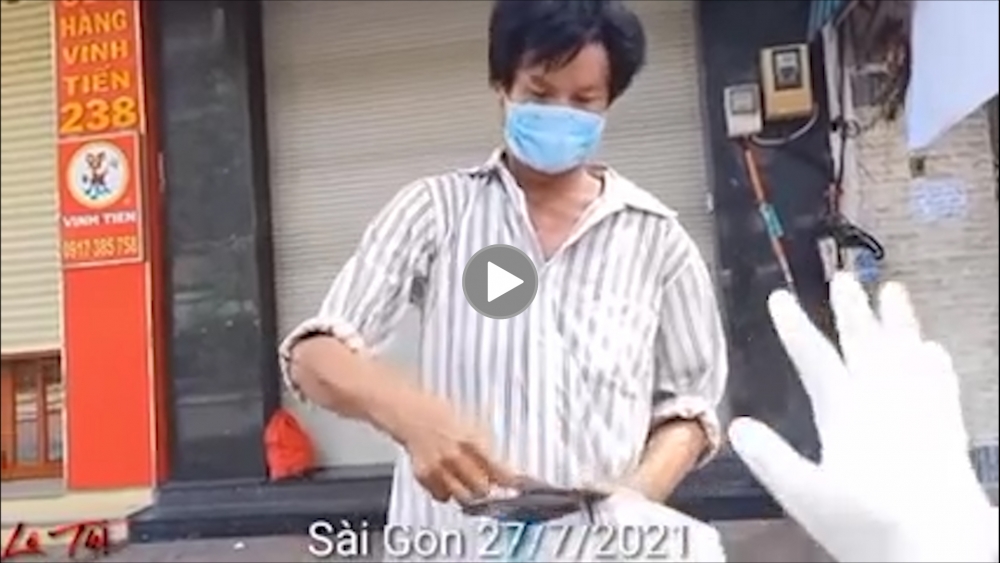 Năng lượng tích cực: Người đàn ông xin một lúc 2 hộp cơm từ thiện vì nhịn đói 2 ngày Năng lượng tích cực: Người đàn ông xin một lúc 2 hộp cơm từ thiện vì nhịn đói 2 ngày