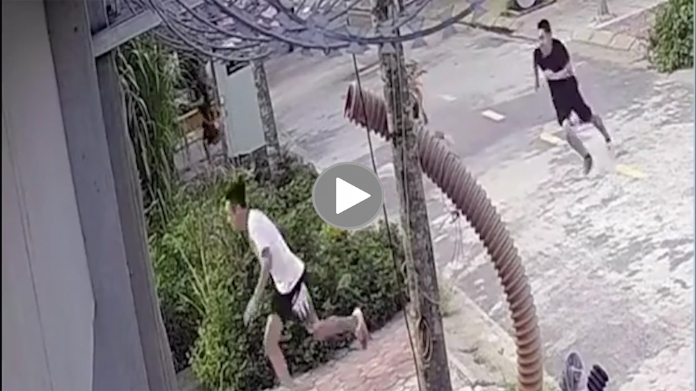 Bốn thanh niên không đeo khẩu trang chạy toán loạn khi thấy công an Bốn thanh niên không đeo khẩu trang chạy toán loạn khi thấy công an