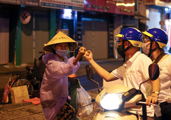 Chính phủ chia sẻ, thấu hiểu và kịp thời hỗ trợ nhân dân trong thời khắc khó khăn nhất để chống dịch Chính phủ chia sẻ, thấu hiểu và kịp thời hỗ trợ nhân dân trong thời khắc khó khăn nhất để chống dịch