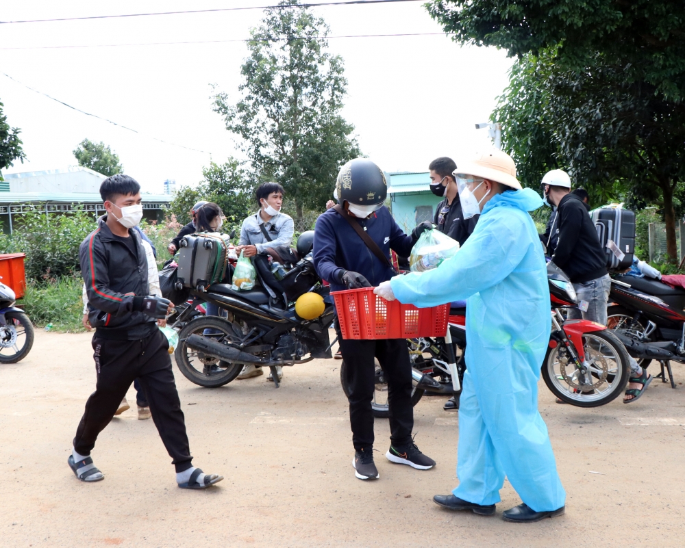 Chính phủ chia sẻ, thấu hiểu và kịp thời hỗ trợ nhân dân trong thời khắc khó khăn nhất để chống dịch Chính phủ chia sẻ, thấu hiểu và kịp thời hỗ trợ nhân dân trong thời khắc khó khăn nhất để chống dịch