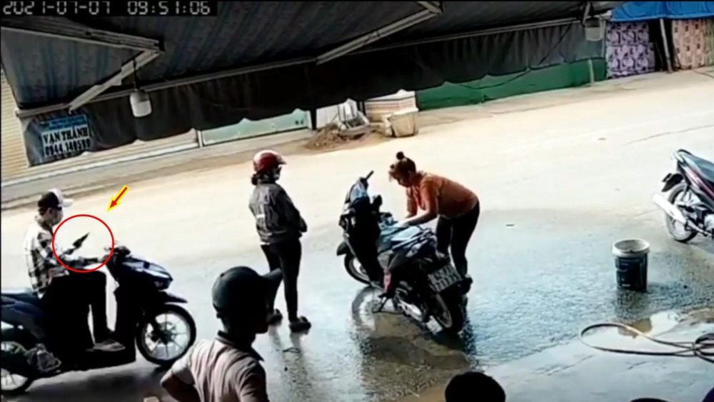 Mải nhìn điện thoại, nam thanh niên lao thẳng vào 2 người phụ nữ trên đường Mải nhìn điện thoại, nam thanh niên lao thẳng vào 2 người phụ nữ trên đường