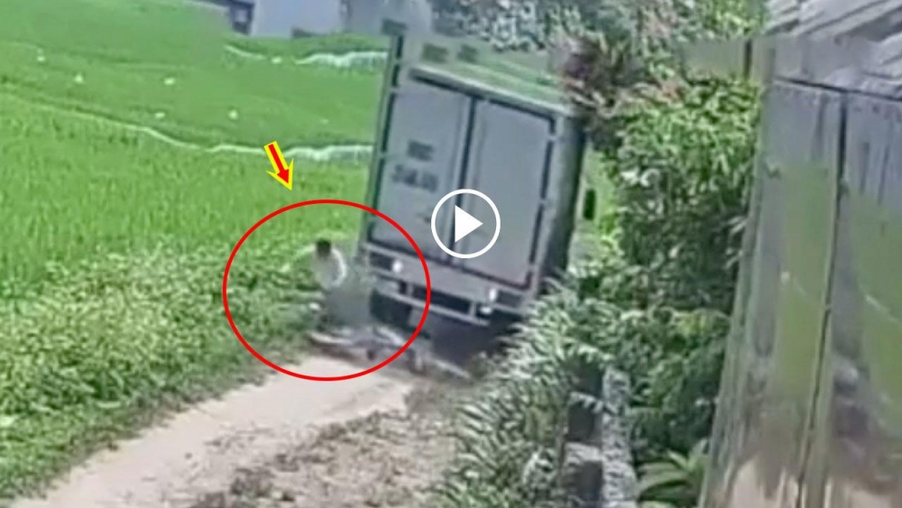 Xe tải lùi ẩu, suýt 'nuốt chửng' bé gái cùng chiếc xe đạp vào gầm Xe tải lùi ẩu, suýt 'nuốt chửng' bé gái cùng chiếc xe đạp vào gầm