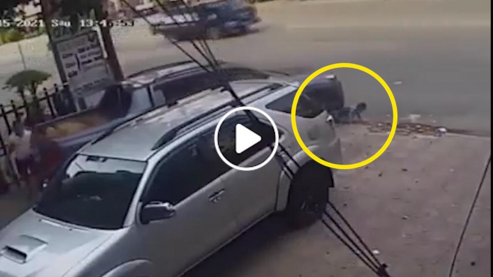 Thót tim cháu bé thoát chết sau khi bị lọt vào gầm xe bán tải Thót tim cháu bé thoát chết sau khi bị lọt vào gầm xe bán tải