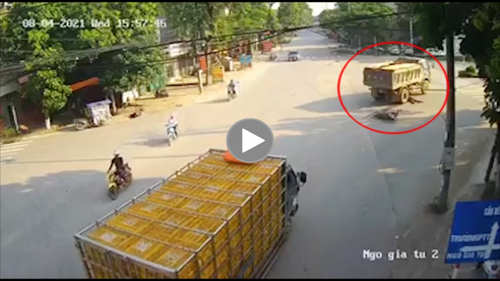 Vượt ẩu tại ngã 3, tài xế xe ben gây tai nạn thương tâm Vượt ẩu tại ngã 3, tài xế xe ben gây tai nạn thương tâm