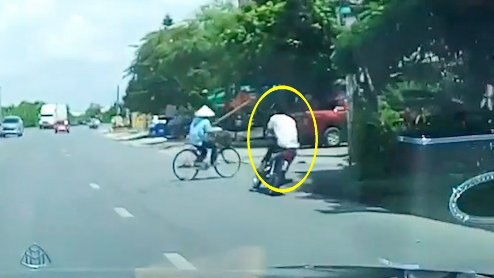 'Trẻ trâu' đâm thẳng xe máy vào người phụ nữ 'Trẻ trâu' đâm thẳng xe máy vào người phụ nữ