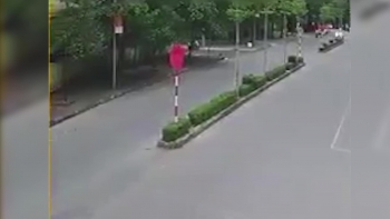 Khoảng khắc va chạm Ô tô tông bay người đi xe máy