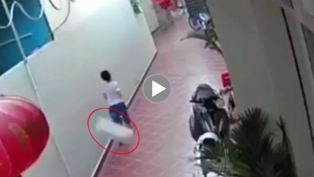 Cậu bé thoát nạn trong gang tấc khi cục bê tông rơi Cậu bé thoát nạn trong gang tấc khi cục bê tông rơi