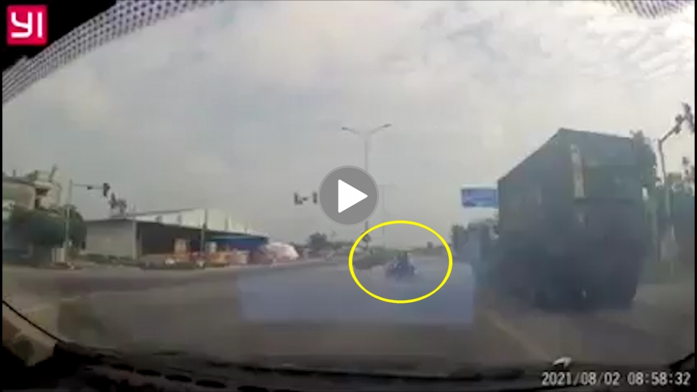 Tài xế container phanh cháy lốp vì tránh người đi xe máy Tài xế container phanh cháy lốp vì tránh người đi xe máy