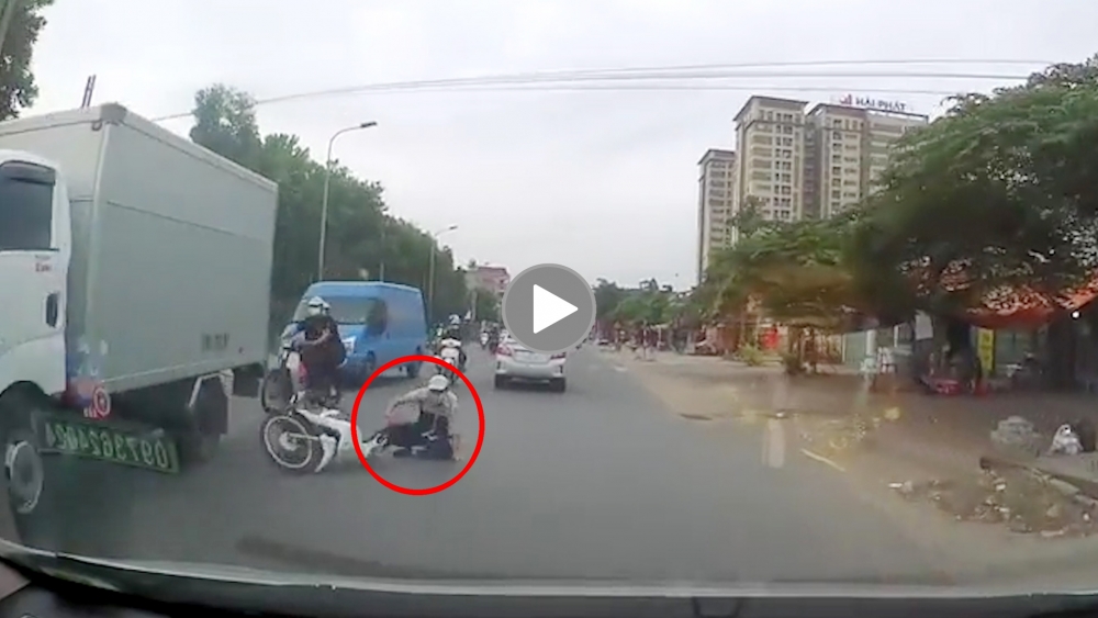Người đàn ông đi xe máy 'suýt' lao vào ô tô vì tránh chú chó chạy sang đường Người đàn ông đi xe máy 'suýt' lao vào ô tô vì tránh chú chó chạy sang đường