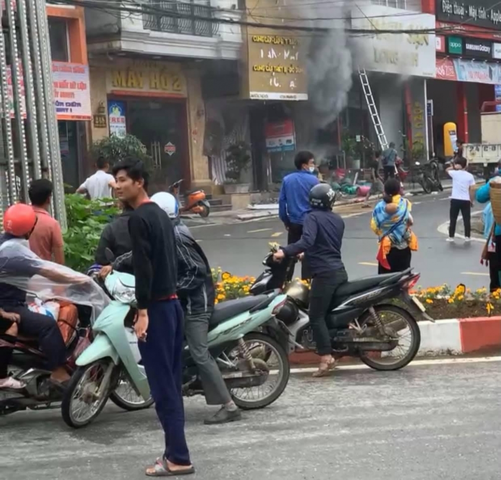 Toàn cảnh cháy lớn tại cửa hàng gas ở Sa Pa Toàn cảnh cháy lớn tại cửa hàng gas ở Sa Pa