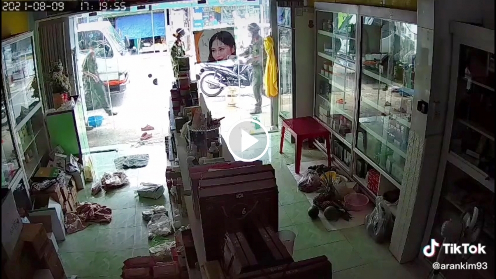 Lén bán trước cửa, hai phụ nữ quăng sạp để chạy trốn công an Lén bán trước cửa, hai phụ nữ quăng sạp để chạy trốn công an