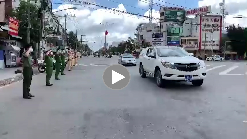 Đồng đội chào tiễn biệt Đại úy công an hy sinh vì nhiễm Covid-19 Đồng đội chào tiễn biệt Đại úy công an hy sinh vì nhiễm Covid-19