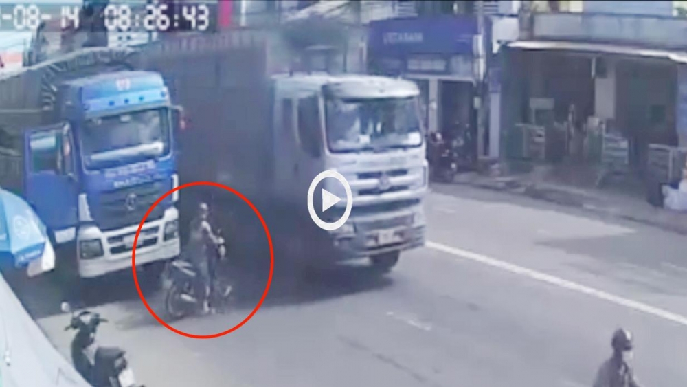Đứng vào điểm mù của xe đầu kéo người phụ nữ suýt gặp nạn Đứng vào điểm mù của xe đầu kéo người phụ nữ suýt gặp nạn