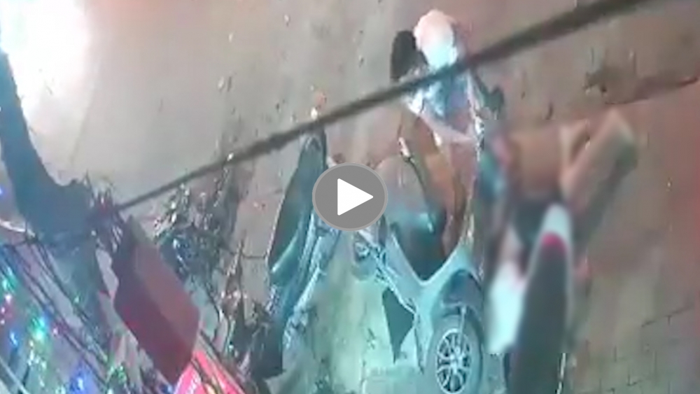 Nam thanh niên không mũ nguy kịch sau cú tông xe máy vào gốc cây bên đường Nam thanh niên không mũ nguy kịch sau cú tông xe máy vào gốc cây bên đường