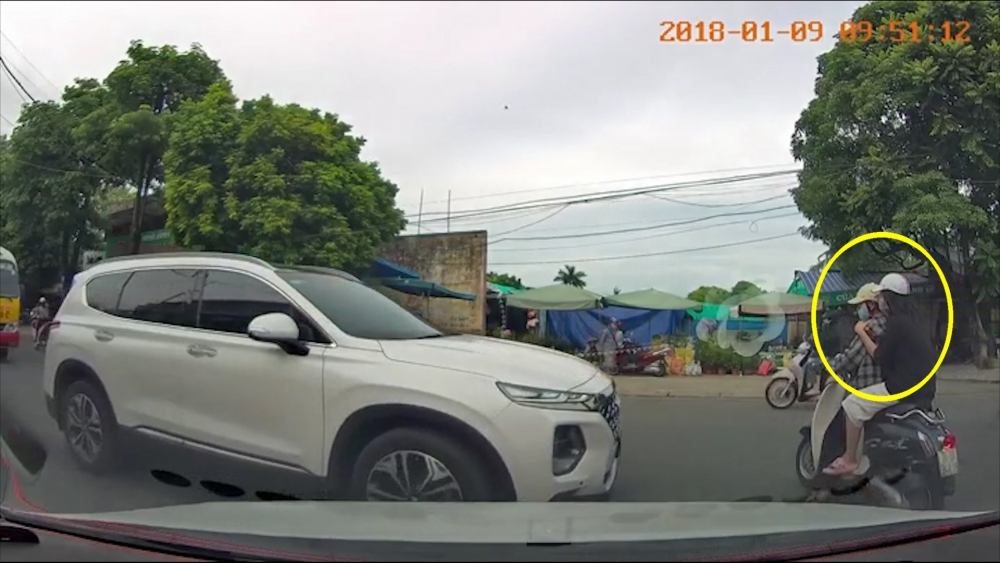 Người phụ nữ đạp đầu ô tô vì cho rằng bị ngáng đường Người phụ nữ đạp đầu ô tô vì cho rằng bị ngáng đường