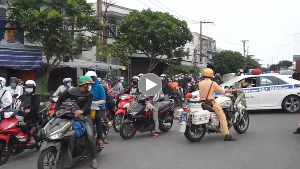 Người dân TP HCM ùn ùn đi xe máy về quê Người dân TP HCM ùn ùn đi xe máy về quê