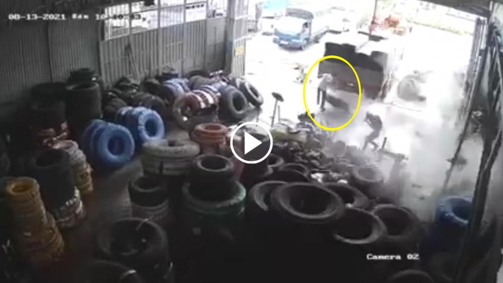 Lốp ô tô phát nổ, cả xưởng sửa chữa xe hoảng sợ Lốp ô tô phát nổ, cả xưởng sửa chữa xe hoảng sợ