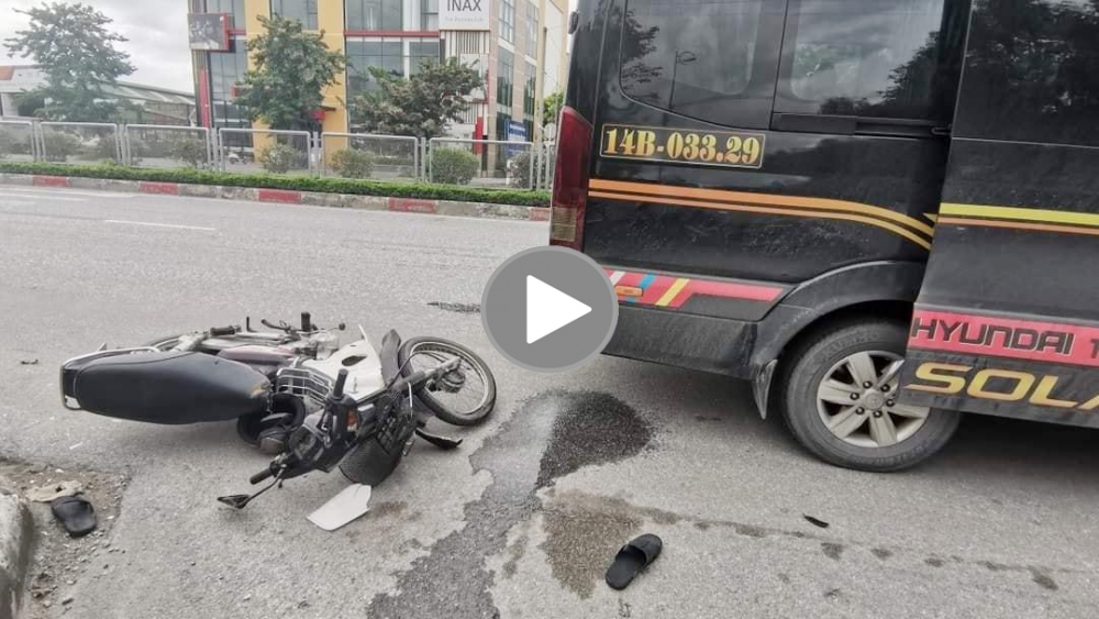 Hai người nguy kịch khi đâm vào xe Limousine đang dừng đỗ trả khách Hai người nguy kịch khi đâm vào xe Limousine đang dừng đỗ trả khách