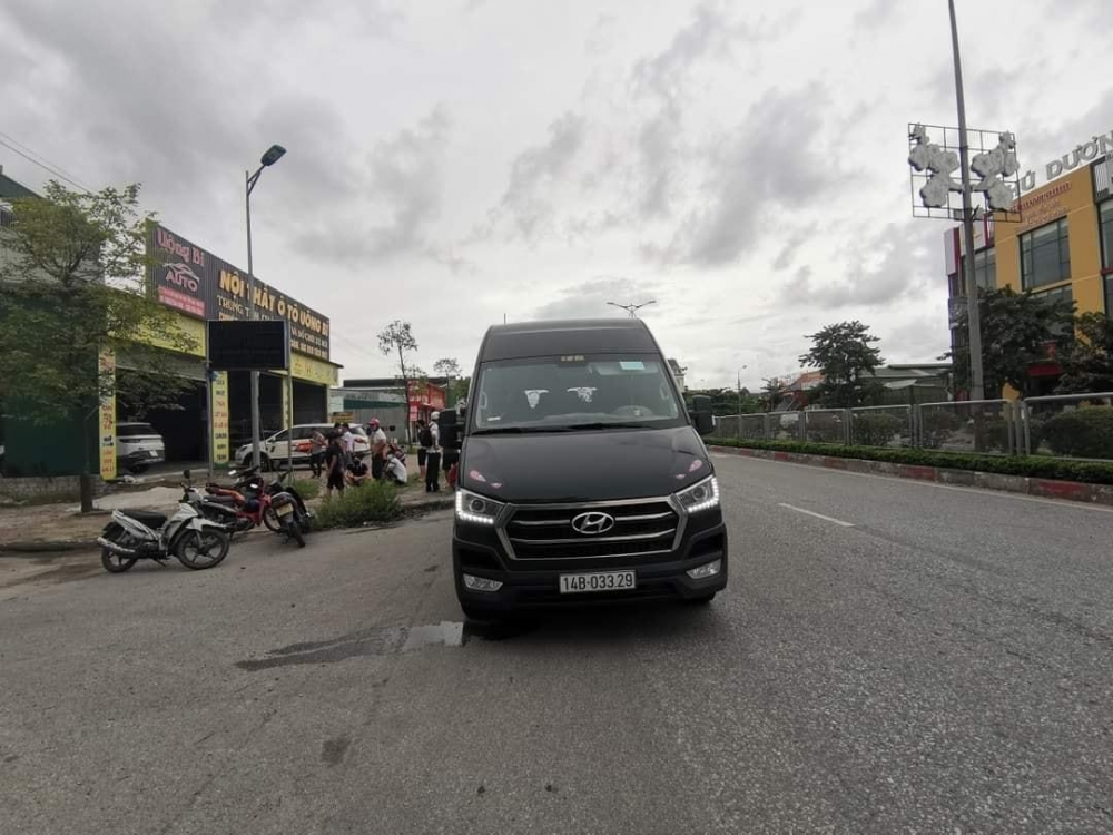 Hai người nguy kịch khi đâm vào xe Limousine đang dừng đỗ trả khách Hai người nguy kịch khi đâm vào xe Limousine đang dừng đỗ trả khách